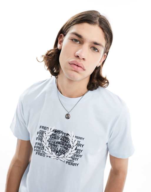 Fred Perry - T-shirt met grafische merkprint op de voorkant in licht ijsblauw