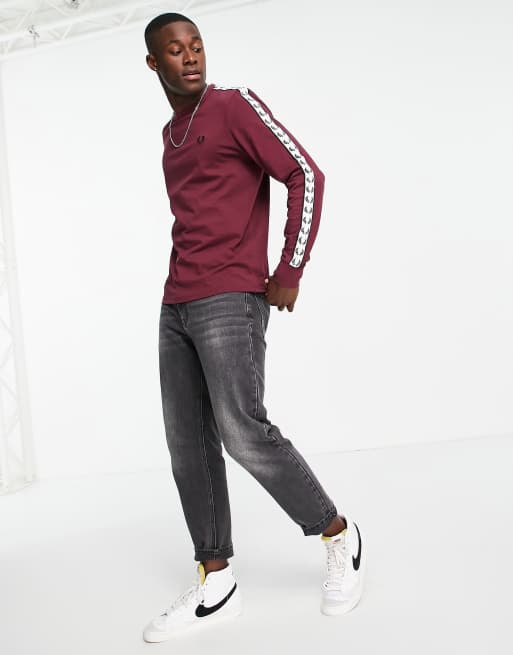 Fred Perry - T-shirt met lange mouwen met bies in bordeauxrood, exclusief bij ASOS, 2 van 4