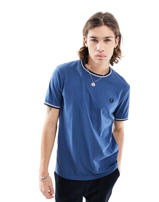 Fred Perry - T-shirt met twee gekleurde streepjes in middernachtsblauw