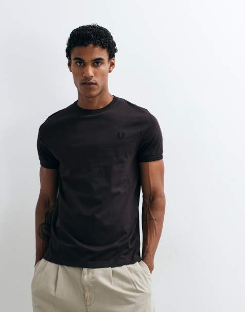 Fred Perry T-Shirt mit Doppelstreifen in Dunkelbraun - view 1