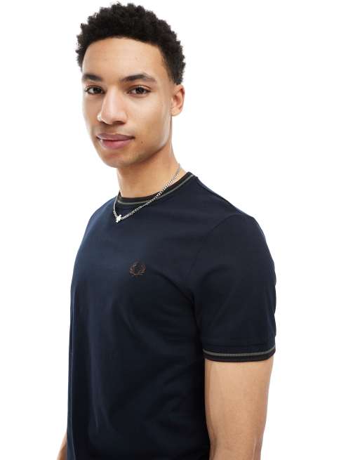 Fred Perry – T-Shirt mit doppelten Zierstreifen in Marine, 3 von 4