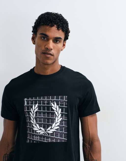 Fred Perry T-Shirt mit Lorbeerkranz-Grafik in Schwarz, 3 von 5