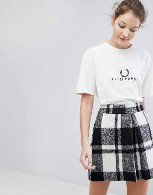 Fred Perry - T Shirt mit Lorbeerkranz-Logo | ASOS