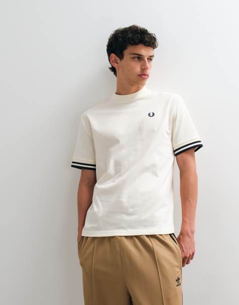 Fred Perry T-Shirt mit markanten Kontraststreifen in Ecru - view 1