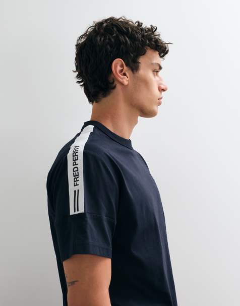 Fred Perry T-Shirt mit Print und Tape in Marineblau - view 1