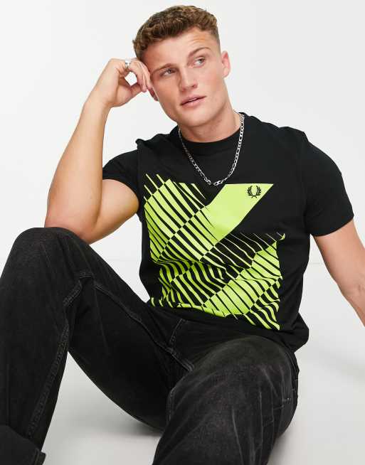 Fred Perry - T-shirt nera con stampa grafica astratta
