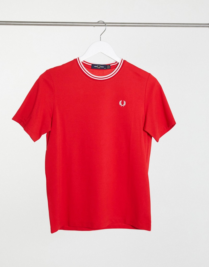 Fred Perry - T-shirt van piqué met dubbele streep in rood-Roze