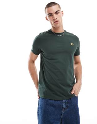 Fred Perry - T-shirt verde con corona d'alloro sul retro | ASOS