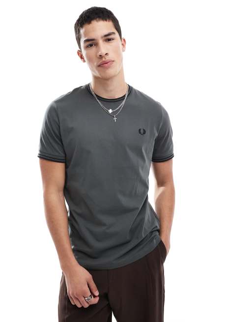 Fred Perry - T-shirt verde kaki con doppie righe a contrasto sui bordi, 2 di 4
