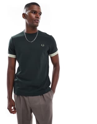 Fred Perry - T-shirt verde scuro con righe a contrasto sul giromanica ...