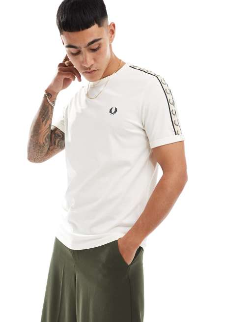 Fred Perry – T-shirt w kolorze złamanej bieli z kontrastową lamówką i lampasami