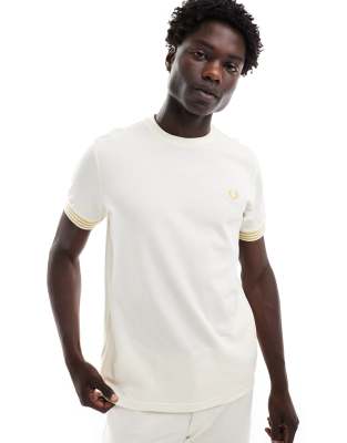 Fred Perry – T-shirt w kolorze złamanej bieli z kontrastowymi mankietami - view 1