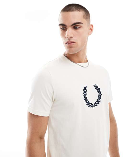 Fred Perry – T-shirt w kolorze złamanej bieli z teksturowanym nadrukiem z wieńcem laurowym
