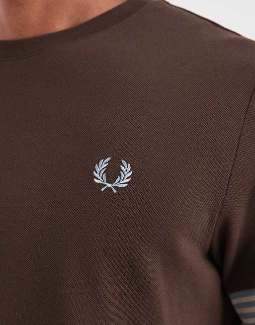 Fred Perry – T-shirt z mankietami w paski w kolorze ciemnej tabaki, 5 z 5