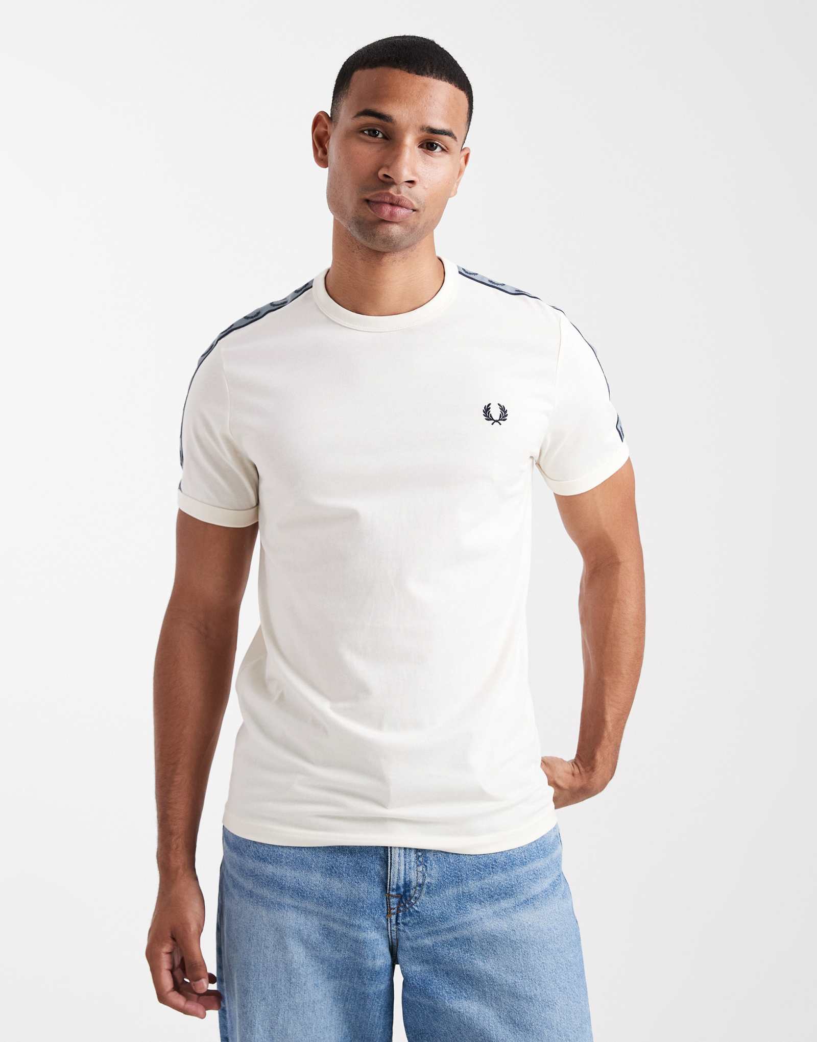 Белая футболка с надписью Fred Perry tape ringer