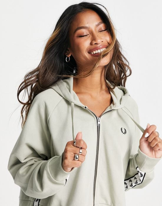 https://images.asos-media.com/products/fred-perry-taped-hoodie-in-beige/201655686-1-lightoyster?$n_550w$&wid=550&fit=constrain
