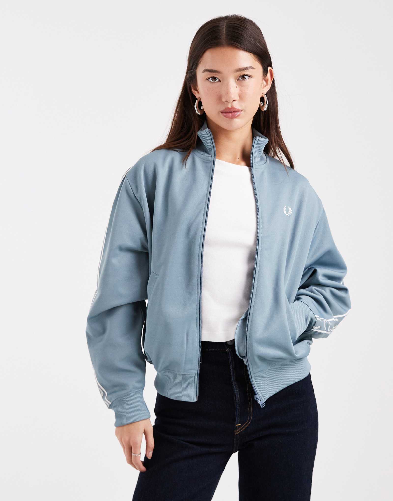 Синяя спортивная куртка Фреда Перри, заклеенная скотчем