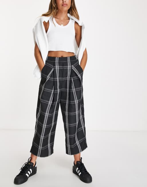 Fred Perry tartan pants in black 