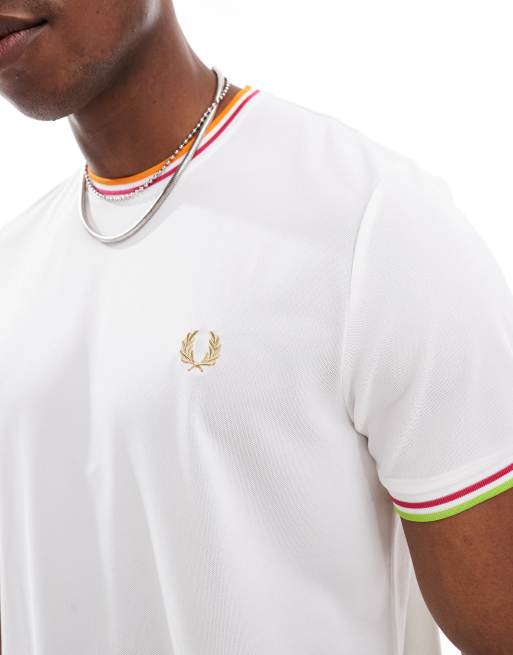 Fred Perry – Tennis-T-Shirt aus Performance-Stoff in Weiß mit zwei Zierstreifen, 4 von 4