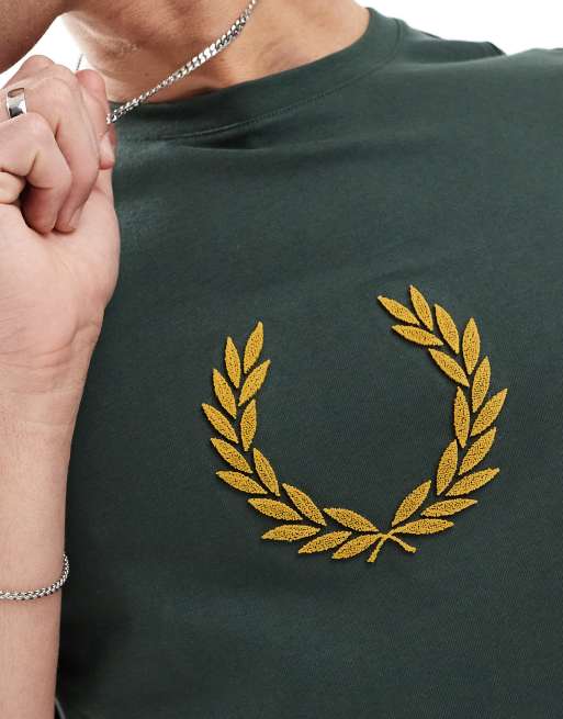 FRED PERRY★Textured Laurel Wreath T-シャツ Fred Perry textured laurel wreath t-shirt in green | ASOS