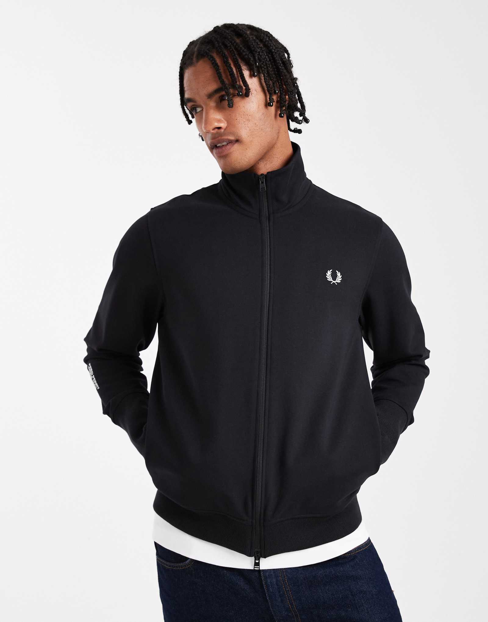 Спортивная куртка Fred Perry с отверстием для большого пальца черного цвета