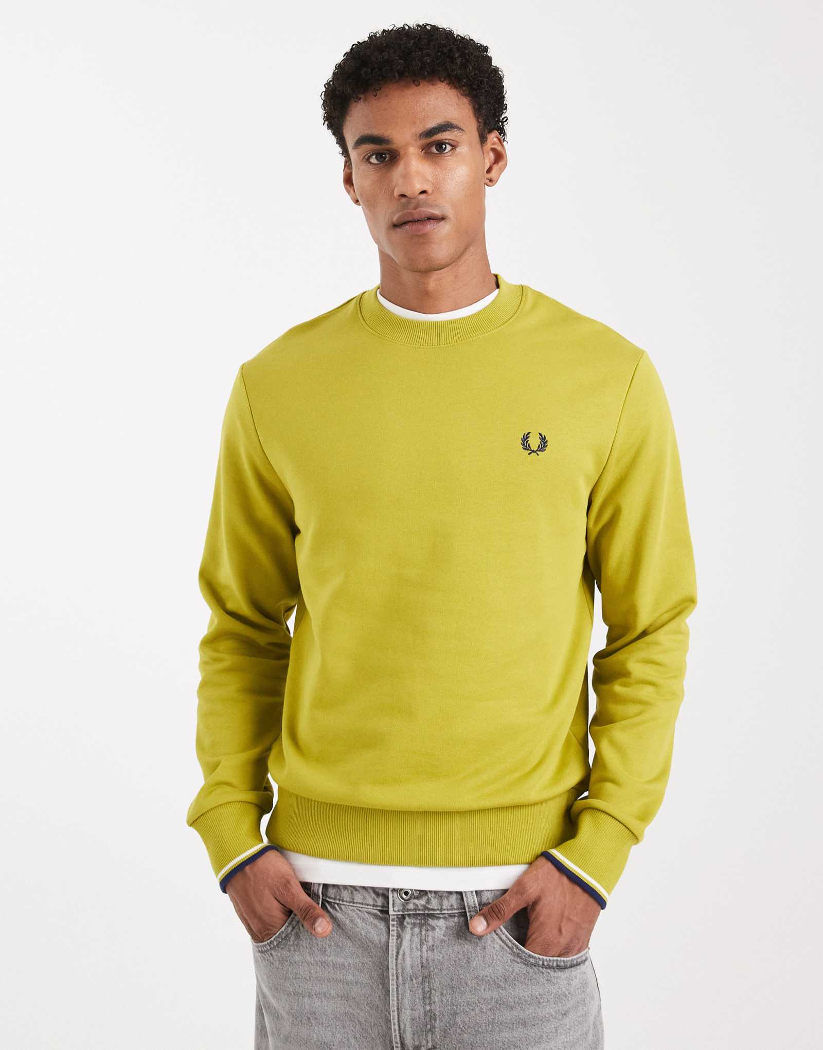 Толстовка с круглым вырезом от Фреда Перри и желтым теннисным мячом