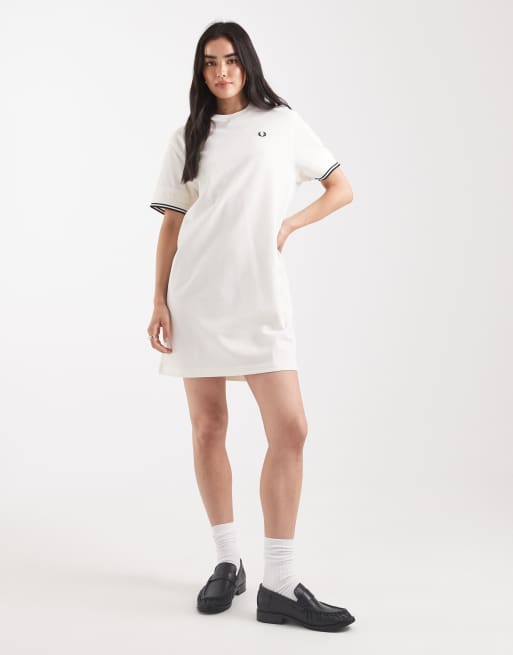 FRED PERRY TIPPED PIQUE DRESS ベージュ Fred Perry tipped pique t-shirt dress in light ecru | ASOS
