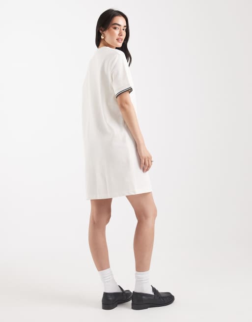 FRED PERRY TIPPED PIQUE DRESS ベージュ Fred Perry tipped pique T-shirt dress in off white | ASOS
