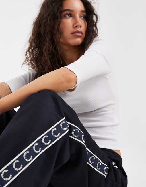 Fred Perry trainingsbroek met bies in navy, 4 van 5