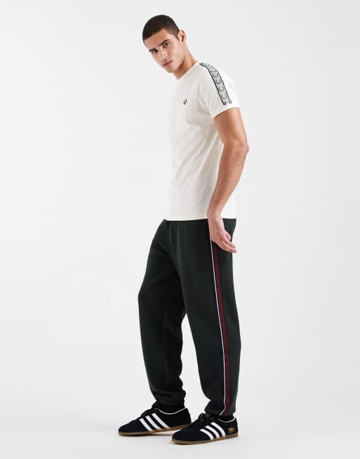 Fred Perry - Trainingsbroek met gestreepte bies en logo in donkergroen, 3 van 5