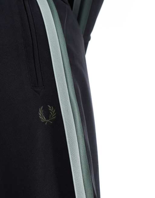 Fred Perry – Trainingshose in Schwarz mit zweifarbigem Zierstreifen, Kombiteil, 3 von 5