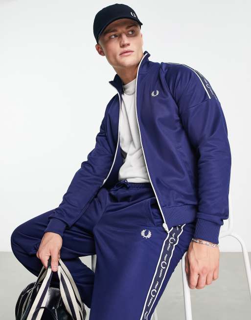 Fred Perry - Trainingsjack met bies op de mouw in marineblauw