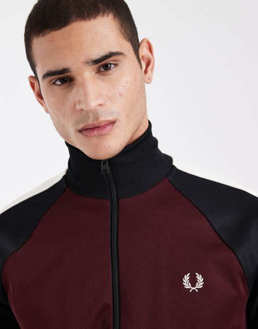 Fred Perry – Trainingsjacke in Ochsenblutrot/Schwarz mit Logo am Ärmel mit Kontrastdesign, 5 von 5