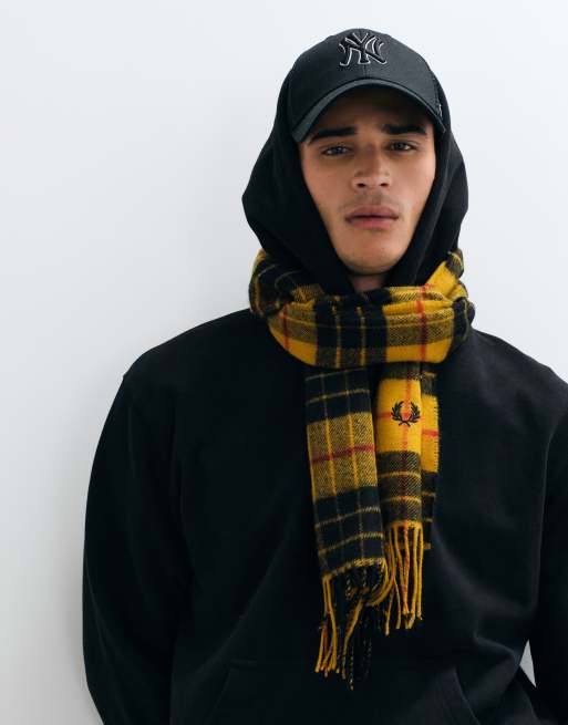 Fred Perry tørklæde i lammeuld med skotsktern i gul, 2 af 5