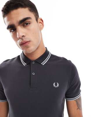 Рубашка поло Fred Perry с двойным воротником темно-серого цвета 19690₽