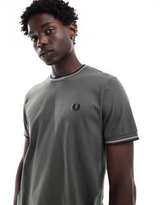 Футболка Fred Perry twin tipped темно-зеленого цвета 10590₽