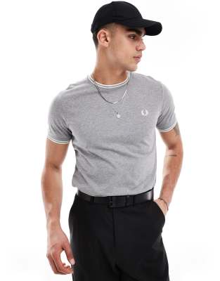 Серая футболка с двойным воротником Fred Perry 14090₽