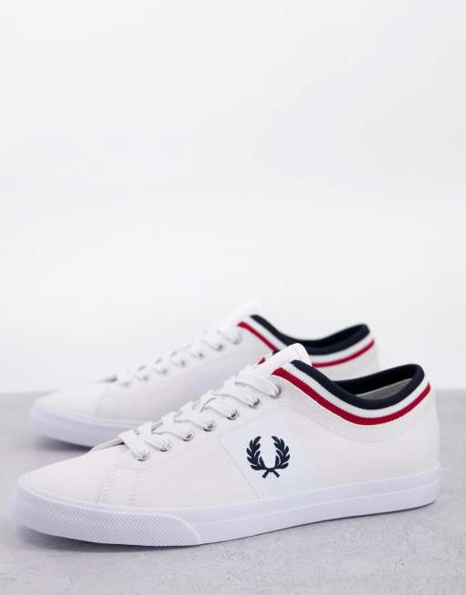 Fred Perry – Underspin – Leinenschuhe aus Twill in Weiß mit Zierstreifenrand 