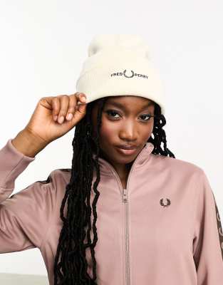 Fred Perry unisex logo beanie in ecru-White