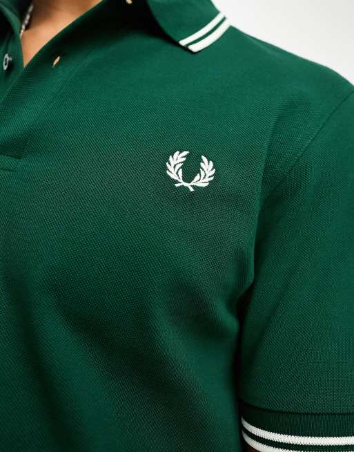 Fred Perry – Unisex-Polohemd in Grün mit Logo und zwei Zierstreifen, 3 von 4