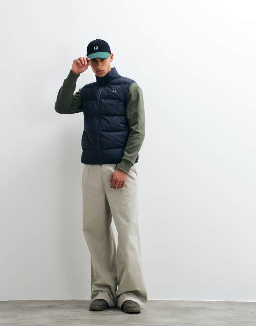 Fred Perry vadderad väst i mörk airforce blue, 2 av 5
