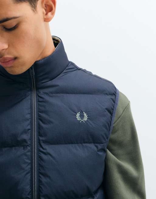 Fred Perry vadderad väst i mörk airforce blue, 4 av 5