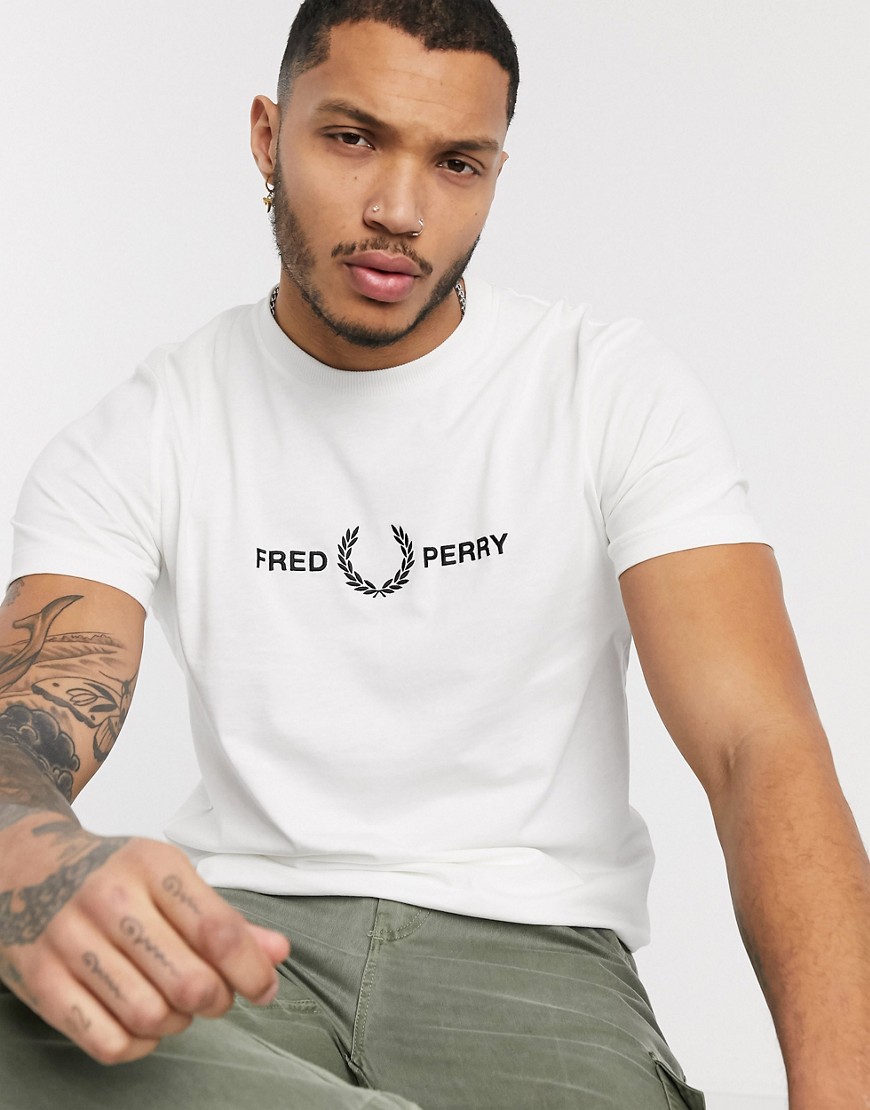 Fred Perry – Vit t-shirt med grafiskt broderi