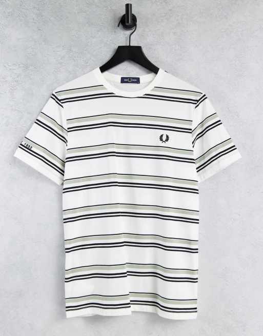 Fred Perry – Vit t-shirt med ränder i två färger