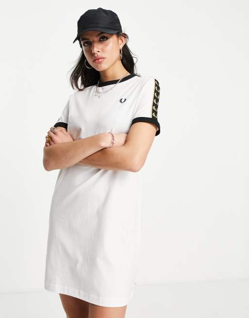 Fred Perry – Vit t-shirtklänning med korta ärmar, logga och tejpade detaljer