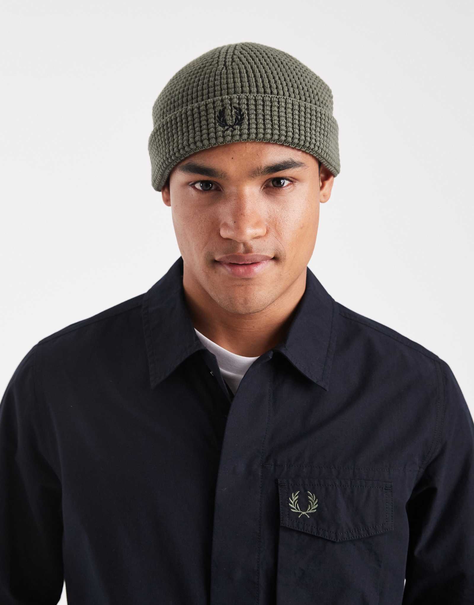 Шапочка из вафельной пряжи Fred Perry зеленого цвета хаки