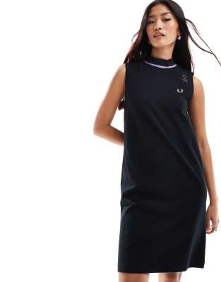 Fred Perry x Amy Winehouse - Ärmelloses T-Shirt-Kleid in Schwarz