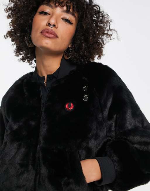 Fred Perry x Amy Winehouse - Bomber-jakke i imiteret pels med hjertedetalje, 3 af 4