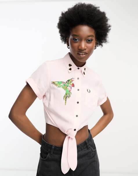 Fred Perry x Amy Winehouse - Chemise nouée à l'avant à détail brodé - Rose - view 1