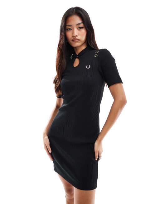 Fred Perry x Amy Winehouse – Czarna prążkowana sukienka z kołnierzykiem i zapięciem na guzik